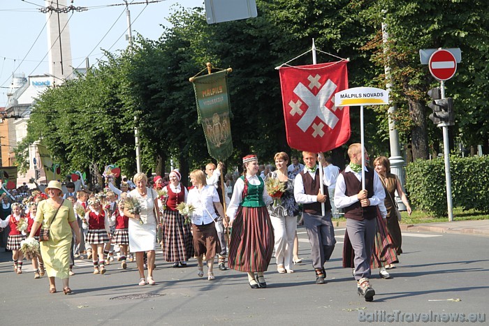 X Latvijas skolu jaunatnes dziesmu un deju svētku gājienā iet Mālpils novads 46543