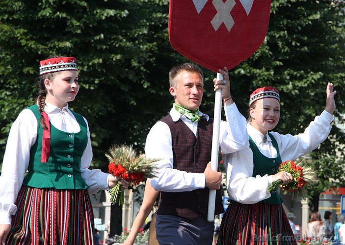 X Latvijas skolu jaunatnes dziesmu un deju svētku gājiens 46544