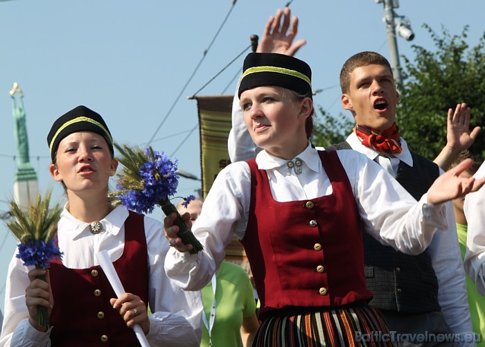 X Latvijas skolu jaunatnes dziesmu un deju svētku gājiens 46550