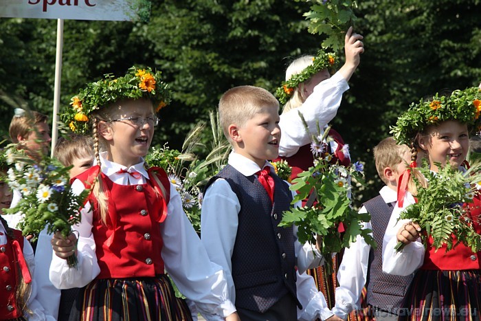 X Latvijas skolu jaunatnes dziesmu un deju svētku gājiens 46556