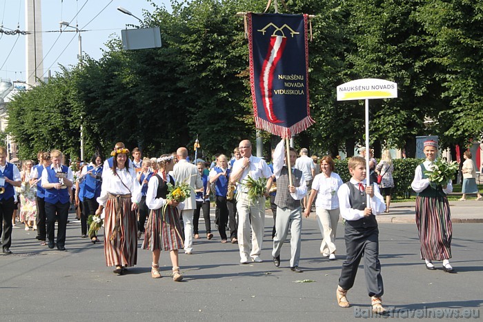 X Latvijas skolu jaunatnes dziesmu un deju svētku gājienā iet Naukšēnu novads 46561