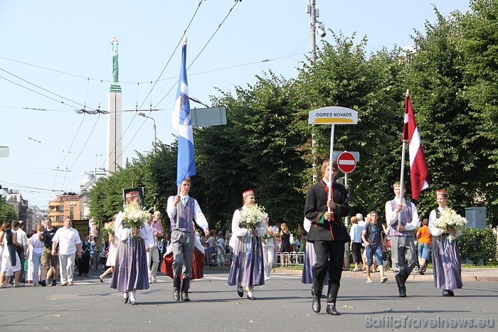 X Latvijas skolu jaunatnes dziesmu un deju svētku gājienā iet Ogres novads 46563