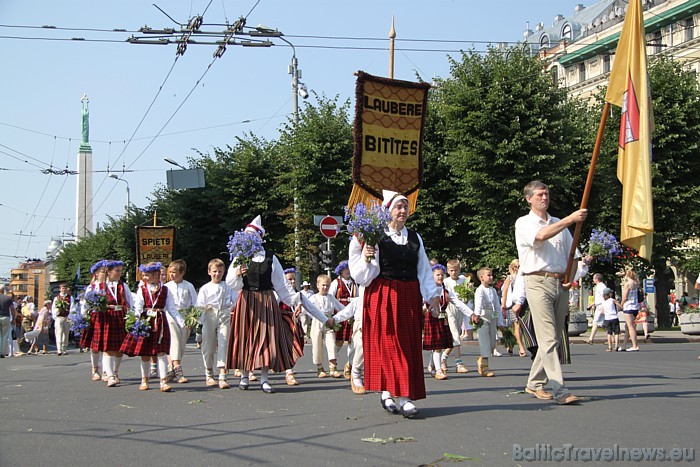 X Latvijas skolu jaunatnes dziesmu un deju svētku gājienā iet Laubere, Bitītes 46568