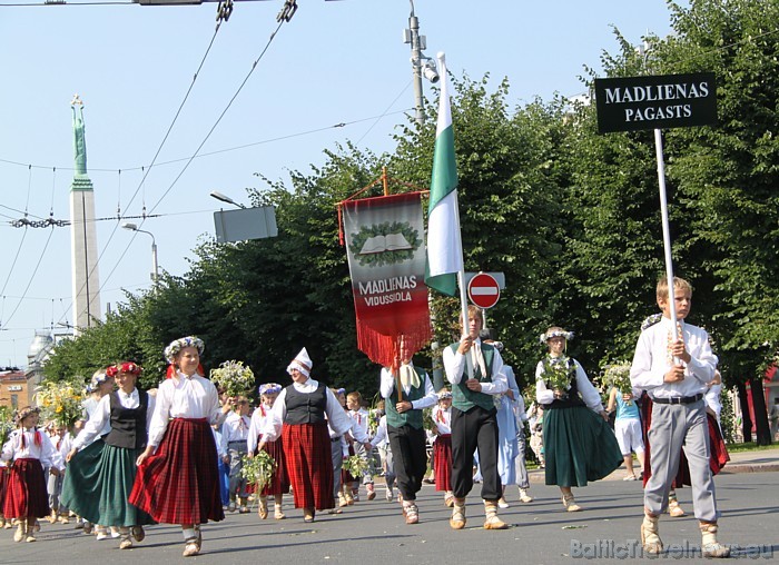 X Latvijas skolu jaunatnes dziesmu un deju svētku gājienā iet Madlienas vidusskola 46571