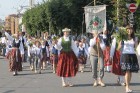 Deju kolektīvs Pīlādzītis iet X Latvijas skolu jaunatnes Dziesmu un deju svētku gājienā - 10.07.2010 1