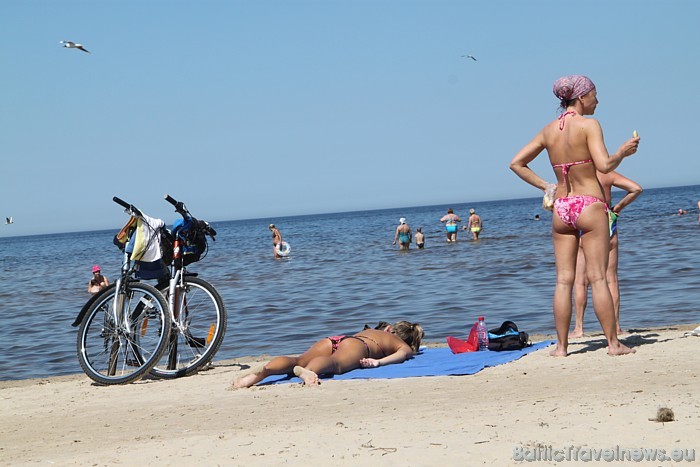 Braukšana ar velosipēdu nedēļas nogalē ir apgrūtināta, jo lielais atpūtnieku skaits traucē brīvu braucienu gar jūru Braukšana ar velosipēdu nedēļas nogalē ir apgrūtināta, jo lielais atpūtnieku skaits traucē brīvu braucienu gar jūru 46609