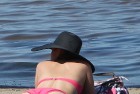 Daudzi atpūtnieki ir ieradušies pludmalē ar dažāda stila un izmēra cepurēm 18