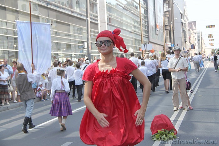 X Latvijas skolu jaunatnes dziesmu un deju svētku gājienā iet modernās kultūras pārstāvji 46629