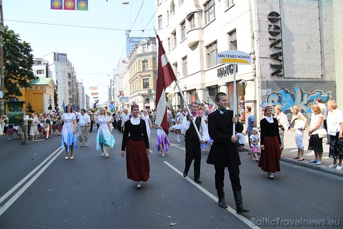 X Latvijas skolu jaunatnes dziesmu un deju svētku gājienā iet Smiltenes novads 46634