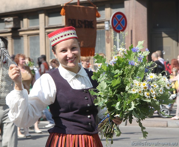 X Latvijas skolu jaunatnes dziesmu un deju svētku gājiena dalībniece 46640