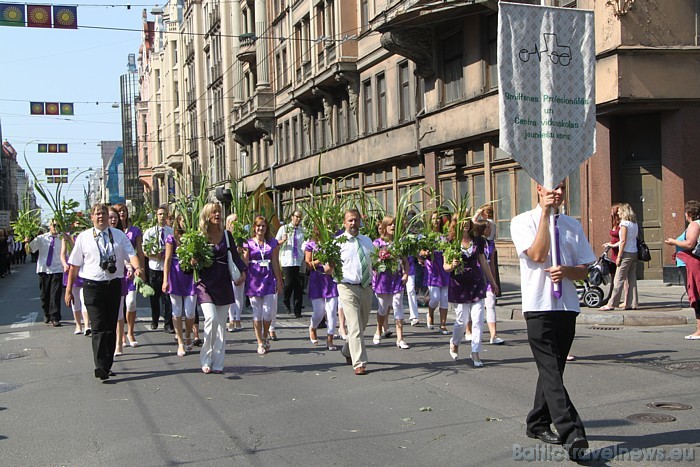 X Latvijas skolu jaunatnes dziesmu un deju svētku gājienā iet Smiltenes profesionālās un Centra vidusskolas jauniešu koris X Latvijas skolu jaunatnes dziesmu un deju svētku gājienā iet Smiltenes profesionālās un Centra vidusskolas jauniešu koris 46643
