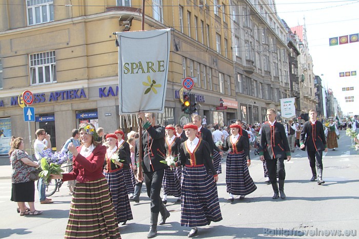 X Latvijas skolu jaunatnes dziesmu un deju svētku gājienā iet deju kolektīvs Spāre 46644