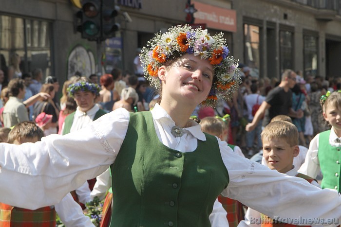 X Latvijas skolu jaunatnes dziesmu un deju svētku gājiena dalībniece 46645