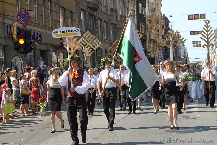 X Latvijas skolu jaunatnes dziesmu un deju svētku gājienā iet Gulbenes novads 46646