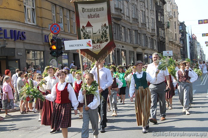 X Latvijas skolu jaunatnes dziesmu un deju svētku gājienā iet Druvienas skola 46650