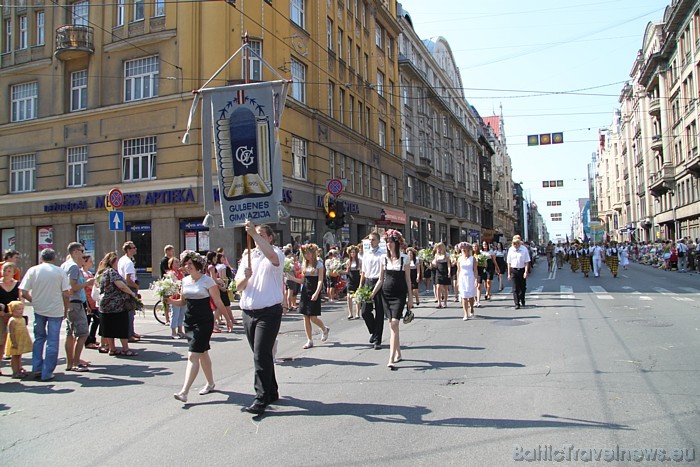 X Latvijas skolu jaunatnes dziesmu un deju svētku gājienā iet Gulbenes ģimnāzijas kolektīvi 46654
