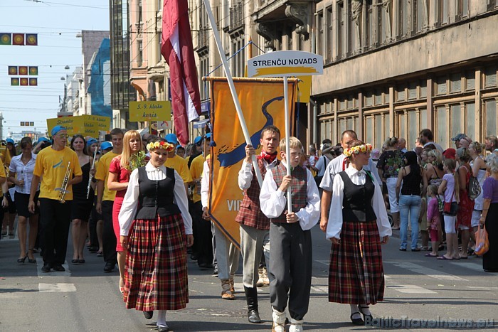 X Latvijas skolu jaunatnes dziesmu un deju svētku gājienā iet Strenču novads 46656