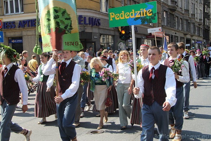 X Latvijas skolu jaunatnes dziesmu un deju svētku gājienā iet Padedzīte 46658