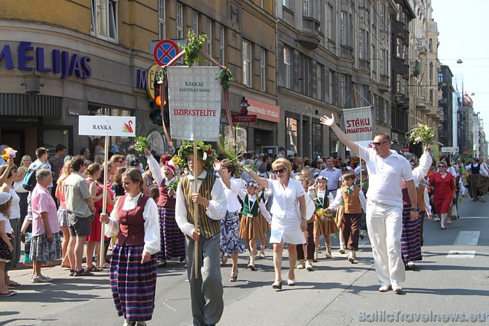 X Latvijas skolu jaunatnes dziesmu un deju svētku gājienā iet Rankas kultūras nama Dzirkstelīte 46662