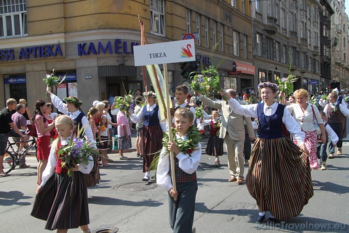 X Latvijas skolu jaunatnes dziesmu un deju svētku gājienā iet Tirzas novads 46663