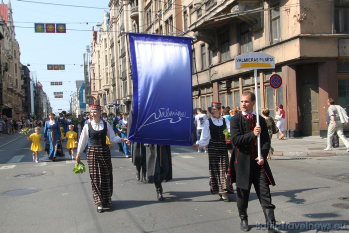 X Latvijas skolu jaunatnes dziesmu un deju svētku gājienā iet Valmieras pilsēta 46664