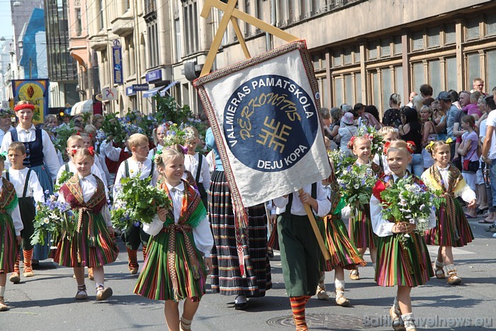 X Latvijas skolu jaunatnes dziesmu un deju svētku gājienā iet Valmieras pamatskolas deju kopa 46671