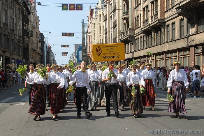 X Latvijas skolu jaunatnes dziesmu un deju svētku gājienā iet Valmieras Pārjaujas ģimnāzijas koris Pārgauja X Latvijas skolu jaunatnes dziesmu un deju svētku gājienā iet Valmieras Pārjaujas ģimnāzijas koris Pārgauja 46673