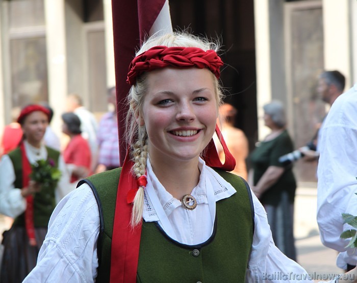X Latvijas skolu jaunatnes dziesmu un deju svētku gājiena dalībniece 46677