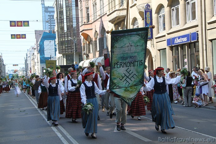 X Latvijas skolu jaunatnes dziesmu un deju svētku gājienā iet deju kopa Pērkonītis 46679