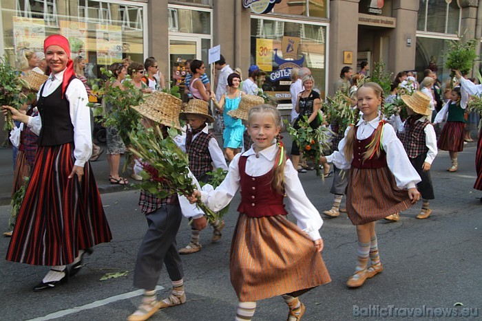 X Latvijas skolu jaunatnes dziesmu un deju svētku gājiena dalībnieki 46684