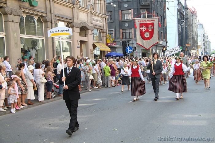 X Latvijas skolu jaunatnes dziesmu un deju svētku gājienā iet Raunas novads 46687
