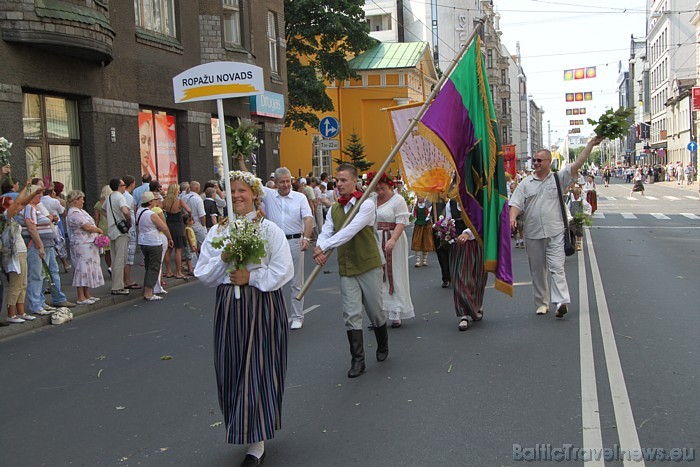 X Latvijas skolu jaunatnes dziesmu un deju svētku gājienā iet Ropažu novads 46694