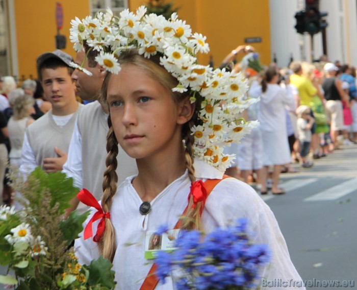 X Latvijas skolu jaunatnes dziesmu un deju svētku gājiena dalībniece 46696