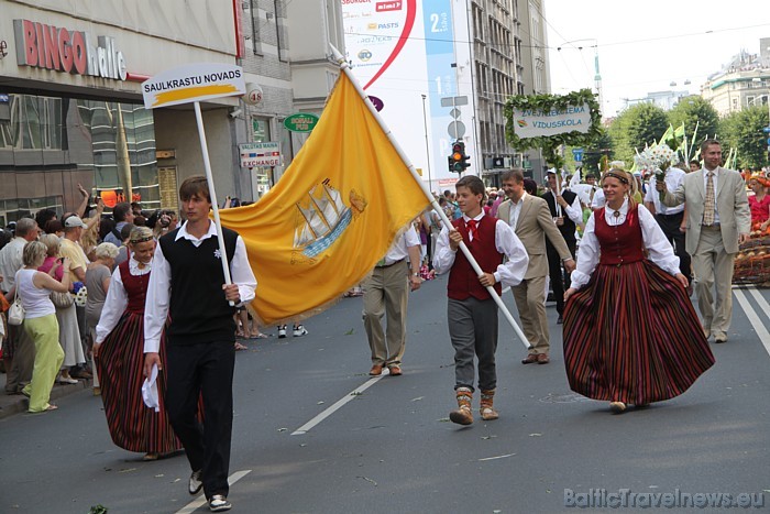 X Latvijas skolu jaunatnes dziesmu un deju svētku gājienā iet Saulkrastu novads 46709