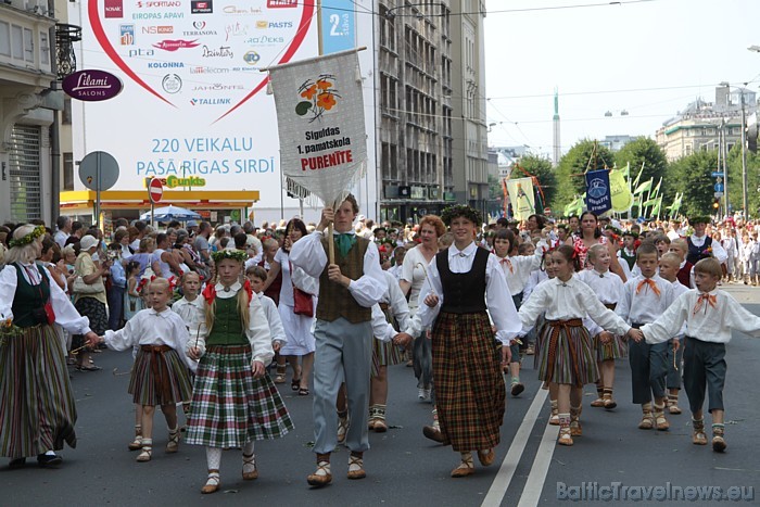 X Latvijas skolu jaunatnes dziesmu un deju svētku gājienā iet Siguldas 1.pamatskolas kolektīvs Purenīte X Latvijas skolu jaunatnes dziesmu un deju svētku gājienā iet Siguldas 1.pamatskolas kolektīvs Purenīte 46718