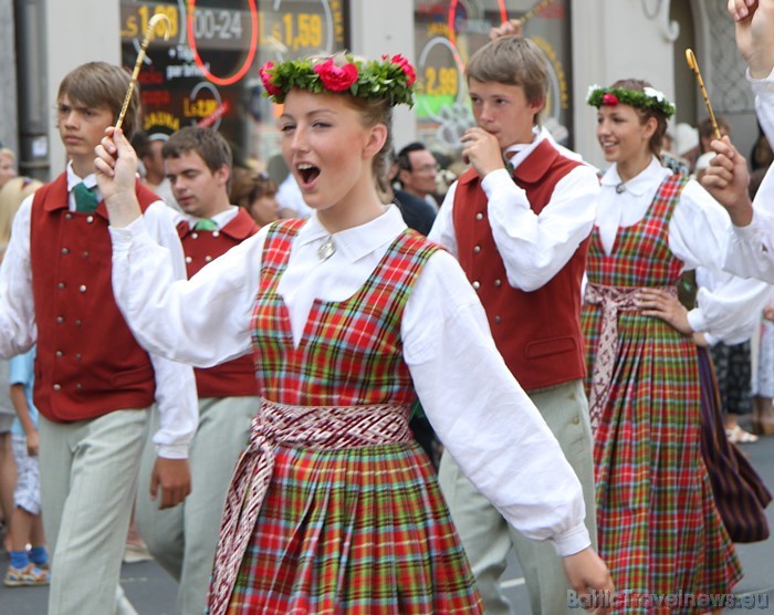 X Latvijas skolu jaunatnes dziesmu un deju svētku gājiens 46720