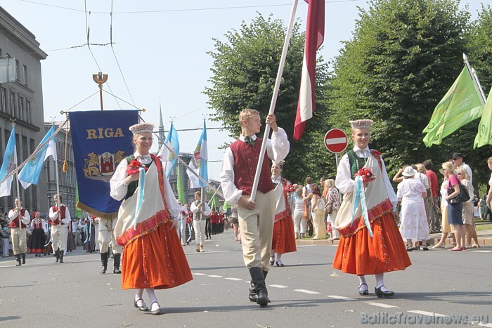 X Latvijas skolu jaunatnes dziesmu un deju svētku gājienā piedalās Rīgas skolu kolektīvi 46760