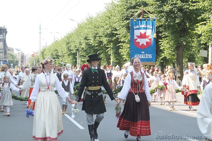 X Latvijas skolu jaunatnes dziesmu un deju svētku gājienā iet Rīgas franču liceja TDA Auseklītis X Latvijas skolu jaunatnes dziesmu un deju svētku gājienā iet Rīgas franču liceja TDA Auseklītis 46770
