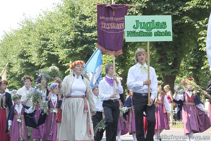 X Latvijas skolu jaunatnes dziesmu un deju svētku gājienā iet Juglas Mūzikas skola 46775