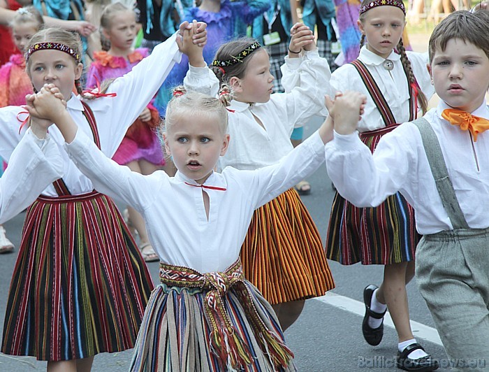 X Latvijas skolu jaunatnes dziesmu un deju svētku gājiens 46782
