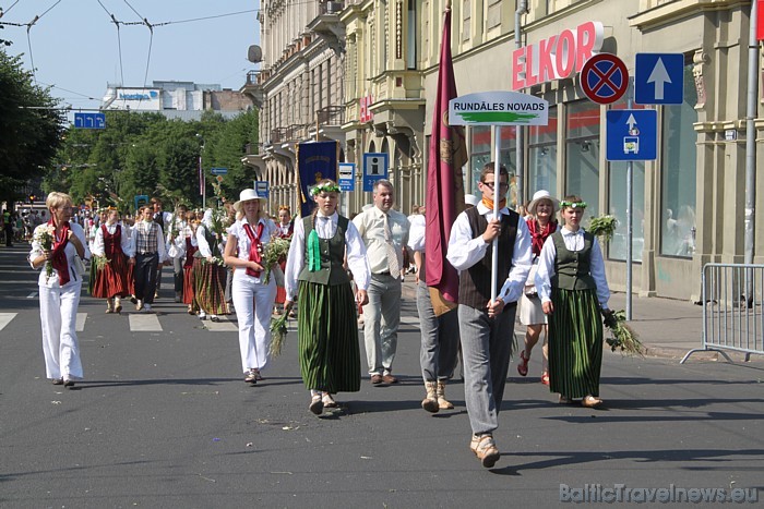 X Latvijas skolu jaunatnes dziesmu un deju svētku gājienā iet Rundāles novads 46792