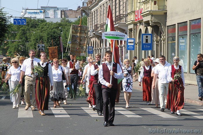 X Latvijas skolu jaunatnes dziesmu un deju svētku gājienā iet Viesietes novads 46794