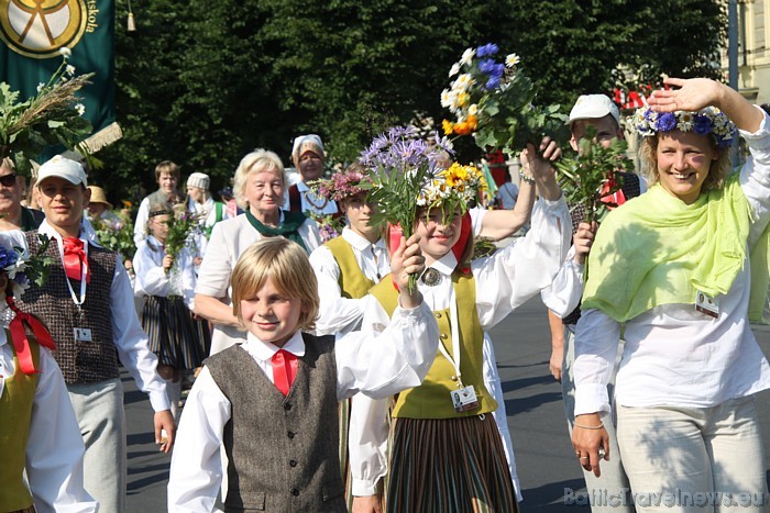X Latvijas skolu jaunatnes dziesmu un deju svētku gājiens 46800