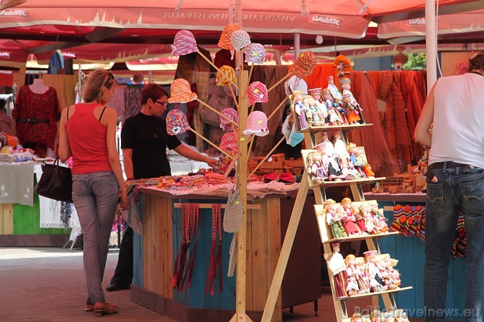 Suvenīru tirgotāji pie Gaismas egles 46733