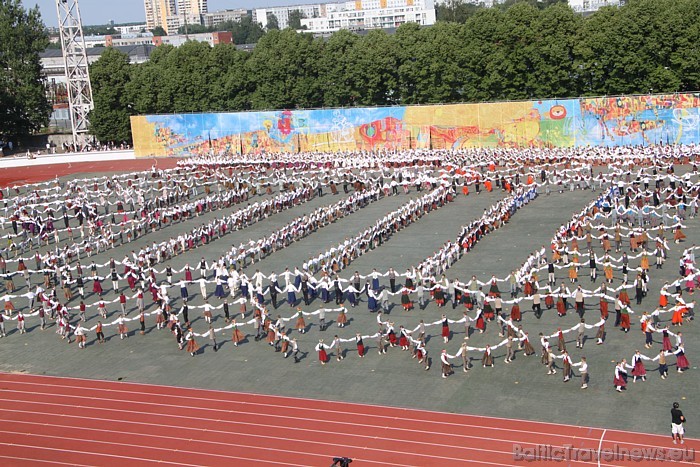 X Latvijas skolu jaunatnes Dziesmu un deju svētku noslēguma koncerts Deja kāpj debesīs notika 2010.gada 11.jūlijā, Daugavas stadionā X Latvijas skolu jaunatnes Dziesmu un deju svētku noslēguma koncerts Deja kāpj debesīs notika 2010.gada 11.jūlijā, Daugavas stadionā 46804