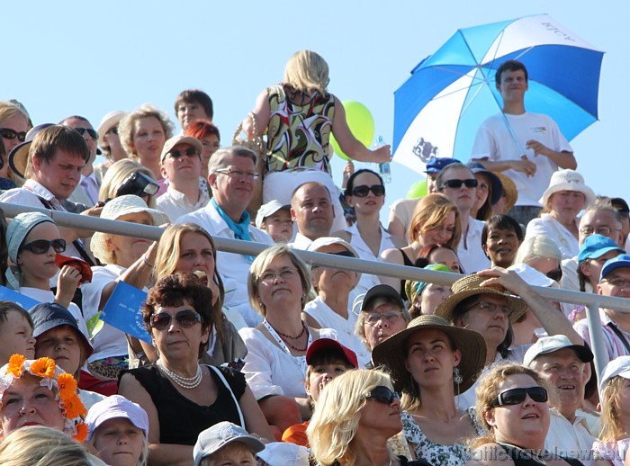 Skatītāji piepildīja visas Daugavas stadiona tribīnes 46805