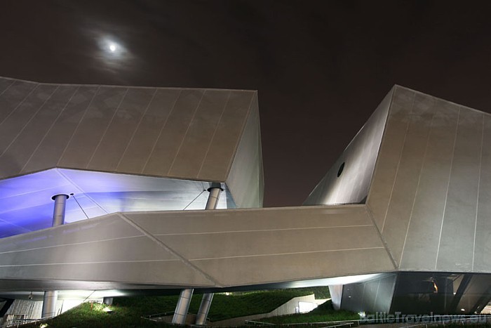 Arī paviljona neregulārā arhitektūra atspoguļo dinamisku līdzsvaru
Foto: Yovohagrafie, Deutscher Pavillon Arī paviljona neregulārā arhitektūra atspoguļo dinamisku līdzsvaru
Foto: Yovohagrafie, Deutscher Pavillon 46889
