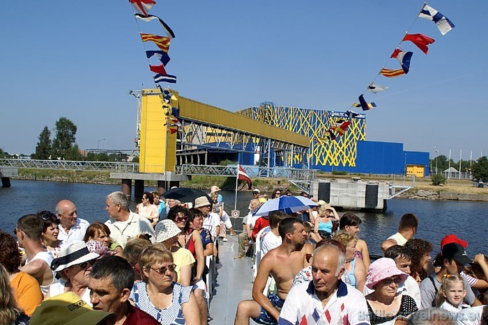 Ekskursiju kuģītis Hercogs Jēkabs vizina svētku viesus pa Ventspils ostas akvatoriju 46918