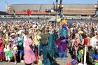 Uz Neptūna ierašanos ir sapulcējies liels pilsētnieku un tūristu skaits 7