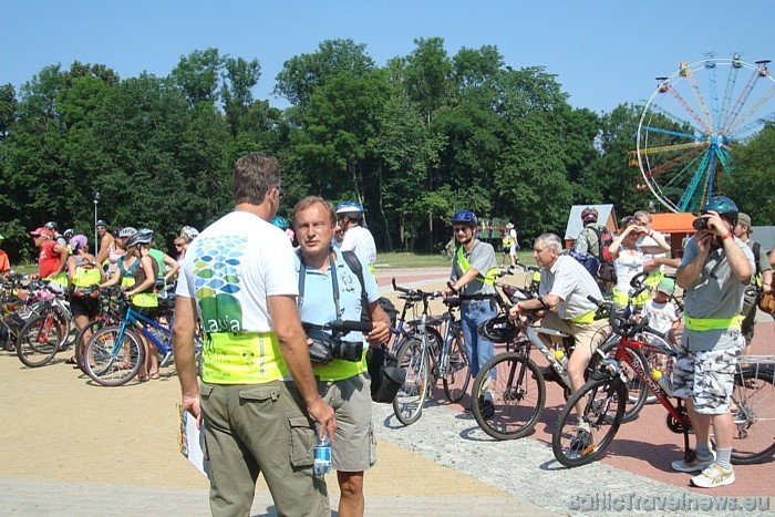 Ikviens veloentuziasts var paspēt pievienoties velomaratonam tā pēdējā dienā 24. jūlijā, lai kopā ar velotūristiem dotos Tautas braucienā no Lielvārde Ikviens veloentuziasts var paspēt pievienoties velomaratonam tā pēdējā dienā 24. jūlijā, lai kopā ar velotūristiem dotos Tautas braucienā no Lielvārde 46979